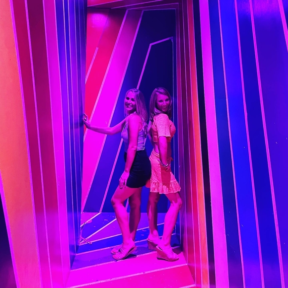 Meet your Posher, Lindz - Picture 1 of 1